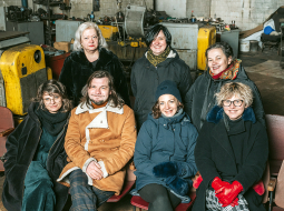 Demokrātijas kvartāla veidotāji. Pirmajā rindā no kreisās — Maija Jankovska, Ģirts Jankovskis, Agnese Lapsiņa, Ilze Jankovska. Otrajā rindā no kreisās — Inga Spēkaine, Ilze Jansone, Ina Celitāne.
Foto — Lauris Aizupietis