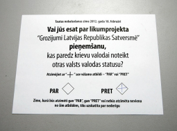Aizpildīta balsošanas zīme tautas nobalsošanā par likumprojekta "Grozījumi Latvijas Republikas Satversmē" pieņemšanu. Foto: Ieva Čīka, LETA