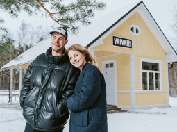 Pirmajās divās darbadienās Kārlis Leitis (25) un Anete Siņavska (24) Stacija Vaivari Pizza pārdeva pa 45 picām. Tad izbeidzās mīklas sagataves. Nākamajās divās dienās pie pircējiem devās 2x80. «Domājām, ka pirmajā mēnesī tiksim galā divatā. Bet jau pirmajā dienā zvanījām pazīstamam džekam: «Klau, mēs varētu tev darbiņu piedāvāt!»»
Foto — Lauris Aizupietis