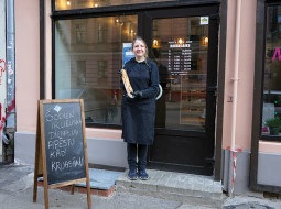 Zita ar svaigu bageti pie Foxy’s Bake Shop uz Ģertrūdes ielas.
Foto — Ieva Kalēja