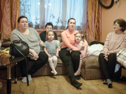 Rīdzinieku Olgas un Mārtiņa ģimene savā dzīvoklī Purvciemā uzņēmusi ne tikai Olgas mammu, māsu un māsasdēlu, bet arī savu draudzeni Diānu (trešā no labās) un viņas meitu.
Foto — Reinis Hofmanis