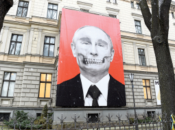 Žurnāla Ir vāka ilustrācija turpina neatkarīgu dzīvi — 8. martā Putina zombija seju 6,5x10 m izmērā Medicīnas vēstures muzejs izkāra uz savas fasādes tieši pretī Krievijas vēstniecības ieejai. Krievija paudusi sašutumu notā Ārlietu ministrijai, pieprasot plakātu novākt. Tikmēr ilustrācija sasniedz miljoniem skatītāju Ukrainas, Vācijas un citu valstu medijos, un protestētāji to izmanto mītiņos pret asiņaino Putina karu Ukrainā.
Foto — LETA