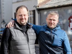 Autosporta entuziasti  un palīdzības akcijas organizētāji — sabiedrisko attiecību konsultants Reinis Pozņaks (pa labi) un IT jomas speciālists Juris Pūce.
Foto — Ieva Salmane