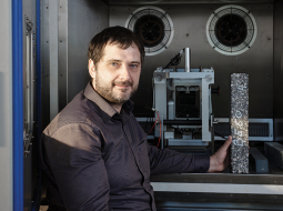 Viktors Haritonovs pie asfalta testēšanas aparāta laboratorijā.
Foto — Reinis Hofmanis