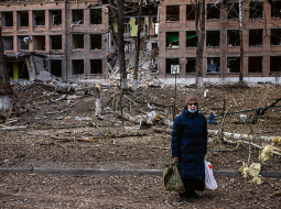 Krievijas bruņotie spēki 24. februāra rītā sāka plašu iebrukumu Ukrainā. Krievijas prezidents Vladimirs Putins paziņoja, ka sākta «militāra operācija», lai «denacificētu» un «demilitarizētu» Ukrainu, un piedraudēja rietumvalstīm, lai neiejaucas. Uzbrukumam ir trīs galvenie virzieni — no Baltkrievijas uz dienvidiem, no Krimas uz ziemeļiem un no Belgorodas apgabala Krievijā Harkivas virzienā, kur notika smagākās sauszemes kaujas. Ukrainas prezidents Volodimirs Zelenskis paziņoja par diplomātisko attiecību saraušanu ar Krieviju. Attēlā: kāda sieviete pie krievu raķetes izpostītas ēkas Vasiļkivā netālu no Kijevas.
Foto — Scanpix