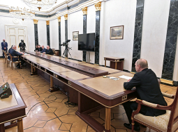 Noskaņojums kā bērēs — tā no malas tika komentēta atmosfēra Krievijas prezidenta Vladimira Putina pirmdienas apspriedē ar savas valdības pārstāvjiem par ekonomisko situāciju valstī.
Foto — Scanpix