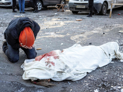 Kāds vīrietis pie bojāgājušas sievietes Kijivā, kurai 17. martā trāpīja debesīs notriektas krievu raķetes atlūzas.
Foto — Scanpix