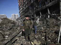 Ukrainas armijas kapelāns Mikola Madenskis drupās pie sabombardētā tirdzniecības centra Retroville.
Foto — Scanpix