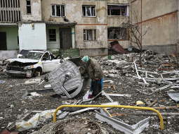 Izpostītās mājas pagalmā Harkivā 27. martā.
Foto — Scanpix