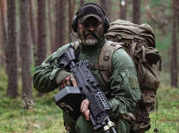 Izstrādājot militārā apģērba dizainu, SIA Brasa Defence Systems ņem vērā dažādus faktorus. Pirmkārt, lai karavīrs būtu pēc iespējas nepamanāmāks pat ar moderniem novērošanas rīkiem. Otrkārt, tam jāspēj izturēt lielu slodzi, treškārt, jābūt funkcionālam, piemērotam valkāšanā gan mīnus 30, gan plus 40 grādos.
Foto no uzņēmuma arhīva