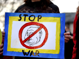 Protesta plakāts pret Krievijas sākto karu Ukrainā. Foto: Zane Bitere, LETA