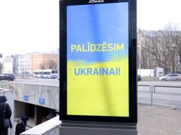 Informatīvi plakāti "Palīdzēsim Ukrainai!" Stacijas laukumā. Foto: Paula Čurkste, LETA