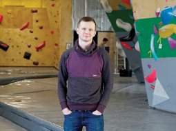 Profesionāls kāpējs un boulderinga zāles Falkors īpašnieks Rolands Ruģēns.
Foto — Ieva Kalēja