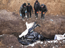 Ielenktajā Ukrainas dienvidu pilsētā Mariupolē nogalinātie iedzīvotāji tiek apbedīti masu kapos pilsētas nomalē.
Foto — Scanpix