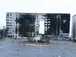 Smagi sadragāta dzīvojamā ēka Borodjankā, kas atrodas Kijivas nomalē.
Foto — Scanpix