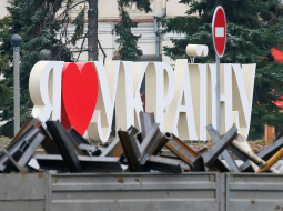 Auto piekrauts ar tanku apturēšanai domātām barjerām Kijevas centrā 1.martā.  
 Foto: REUTERS/Scanpix/LETA