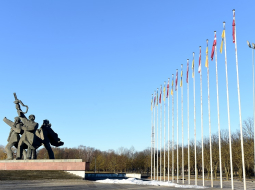 Pie Uzvaras pieminekļa izkārti Ukrainas un Latvijas valsts karogi. Foto: Zane Bitere, LETA