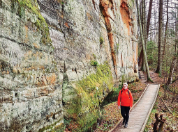 Raksta autore Sv. Jēkaba ceļa posmā pie Līču-Laņģu klintīm.
Foto — Dina Preisa