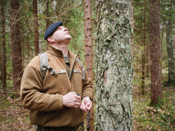 Latvijas armijas izdzīvošanas speciālists Aigars Kūms: «Panika pilnīgi visas situācijas padara sliktākas. Mums armijā māca, ka vispirms jāapzinās situācija, jāizvērtē draudi un tad jāpieņem lēmums, kā rīkoties.»
Foto — Edmunds Brencis