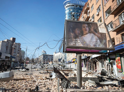 Martā Ukrainas augstākās kultūras godalgas — Tarasa Ševčenko balvas — saņēmušās filmas Augstāk par zemi (Stop-Zemlia) plakāts pie apšaudē cietušas metro stacijas ieejas Kijivā.
Foto — Aleksejs Samsonovs