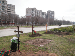 Parasta Mariupoles iela tagad kļuvusi par kapsētu.
Foto — Scanpix