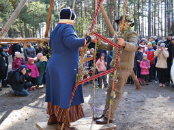 Lielās dienas iešūpošana ar pušķotām šūpolēm ik gadu notiek arī Latvijas Etnogrāfiskajā brīvdabas muzejā.
Foto no Latvijas Etnogrāfiskā brīvdabas muzeja arhīva