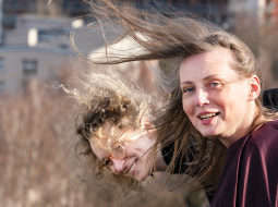 Indra Purs (priekšplānā) un Evelīna Ozola.
Foto — Ieva Salmane