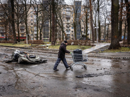 Tanka vai bruņutransportiera saplacināts privāts auto Bučas centrā. Tajā redzams miris cilvēks, taču tik ļoti sakropļots, ka grūti atpazīt — vīrietis vai sieviete.
Foto — The New York Times