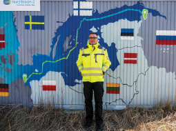 Vācijas pilsētas Lubminas mērs Aksels Fogts pie gāzes cauruļvadu Nord Stream piegādes kompleksa Baltijas jūras krastā.
Foto — Scanpix