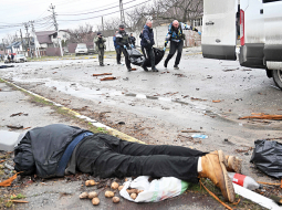 Komunālo dienestu darbinieki savāc nogalināto civiliedzīvotāju līķus Bučas pilsētā 3. aprīlī.
Foto — Scanpix