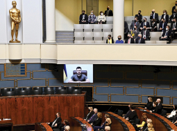 Ukrainas prezidenta Volodimira Zelenska uzruna Somijas parlamentā 8. aprīlī.
Foto — Scanpix