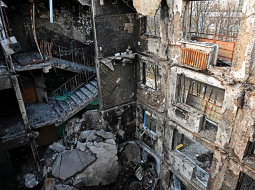 Sabombardētas daudzdzīvokļu mājas čaula Harkivā. Otrajā lielākajā Ukrainas pilsētā līdz karam dzīvoja 1,4 miljoni cilvēku.
Foto — Scanpix