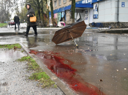 Pēc vienību atvilkšanas no Kijivas un citiem Ukrainas austrumu apgabaliem Krievijas bruņotie spēki pēdējo divu nedēļu laikā pārgrupējās jaunai ofensīvai valsts austrumos, tajā pašā laikā apšaudot lielākās pilsētas no attāluma. Attēlā: pēc artilērijas šāviņa nokrišanas pie kāda pārtikas veikala Harkivā.
Foto — Scanpix