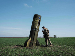 Ukraiņu karavīrs pie valsts austrumos nokrituša krievu ballistiskās raķetes paātrinātāja posma.
Foto — Scanpix