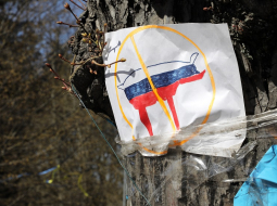 Protesta zīmējums iepretī Krievijas vēstniecībai. Foto - Evija Trifanova, LETA