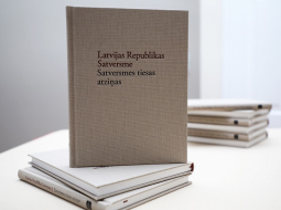 Grāmata "Latvijas Republikas Satversme. Satversmes tiesas atziņas". Foto - Evija Trifanova, LETA