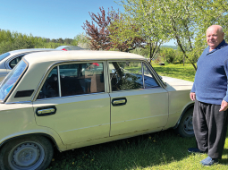 Povels (72) no Cirkunu ciema Harkivas pievārtē līdz Latvijai atbraucis ar vecu žiguli, kuram vēl ir padomju laiku numura zīmes.
Foto — Ieva Puķe