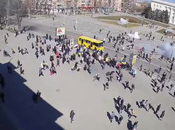 Novērošanas kamerā redzams, kā okupanti izklīdina protesta mītiņu Hersonas centrā 21. martā. Foto – Scanpix