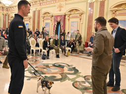 8. maijā ar medaļu no Ukrainas prezidenta Volodimira Zelenska tiek godināts sunītis Patron, kas palīdz sapieriem atmīnēšanas darbos. Foto — Scanpix 