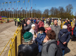 Pretēji drošības dienestu aicinājumam Ukrainas kara upuru piemiņas dienā nepulcēties pie padomju režīma memoriāliem, daudzi cilvēki 
9. maijā vienalga bija ieradušies nolikt ziedus pie pieminekļa Uzvaras parkā. Foto – LETA