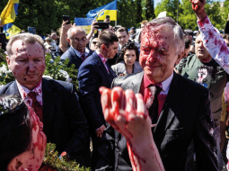 Izkliedzot saukļus «fašisti» un «slepkavas», protestētāji ar sarkanu krāsu aplēja Krievijas vēstnieku Polijā Sergeju Andrejevu, kad viņš 9. maijā apmeklēja Otrā pasaules kara laikā kritušo sarkanarmiešu kapsētu Varšavā. 
Krievijas Ārlietu ministrijas pārstāve Marija Zaharova nosodīja šo incidentu, paziņojot, ka «mūs tas neiebiedēs». Notikušo par «ļoti nožēlojamu rīcību» nosauca arī Polijas ārlietu ministrs Zbigņevs Rau, jo «diplomāti bauda īpašu aizsardzību, neatkarīgi no tā, kādu politiku piekopj viņu valsts». Foto – Scanpix