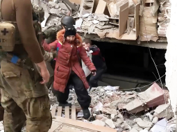 Azov bataljona uzņemta videoieraksta kadrā redzama civiliedzīvotāju evakuācija no daļēji sabombardētas patvertnes metalurģijas rūpnīcas Azovstaļ teritorijā 
1. maijā. foto — scanpix