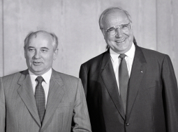 PSRS vadonis Mihails Gorbačovs
(pa kreisi) un Vācijas kanclers Helmūts Kols tikšanās laikā Bonnā 1989. gadā. Foto – Scanpix