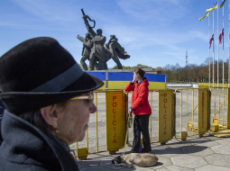 Pie okupācijas pieminekļa cilvēki 9.maijā ieradušies nolikt ziedus. Foto - Edijs Pālens, LETA