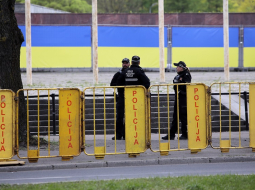 Policija apsargā Uzvaras pieminekli, lai tur nepulcētos ļaudis.
Foto - Paula Čurkste, LETA