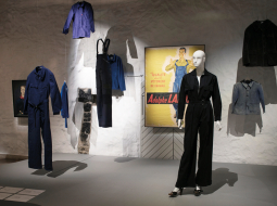 Bleu de travail jeb franču strādnieka uzsvārcim veltītā zona. Melnais kombinezons priekšplānā — no Saint Laurent 1975. gada pavasara–vasaras kolekcijas. Foto – Jānis Puķītis