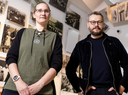 Okupācijas muzeja Audiovizuālās krātuves vadošā speciāliste Lelde Neimane un dizaina biroja H2E vadošais dizainers Holgers Elers.
Foto — Ieva Salmane