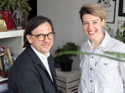 Edmunds Jansons, Atom Art īpašnieks, un Sabīne Andersone, producente.
Foto — Ieva Salmane