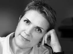 Džena Andersone pēc profesijas ir juriste. Rakstniecību apguvusi Literārās akadēmijas prozas meistardarbnīcās. Pirmais stāstu krājums Dadži (2021) tika nominēts Latvijas Literatūras gada balvai debijas kategorijā