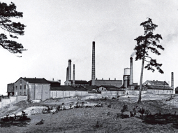Naftas pārstrādes fabrika 20. gadsimta 30. gados. Tās ziedu laiki jau bija aiz muguras